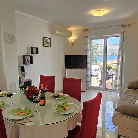 Holiday home Spacious Lush Garden Private Access To