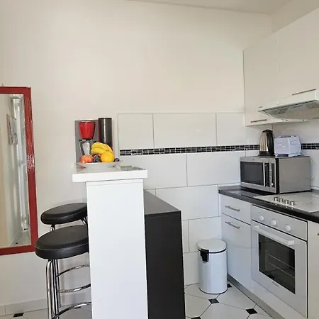 Holiday home Spacious Lush Garden Private Access To