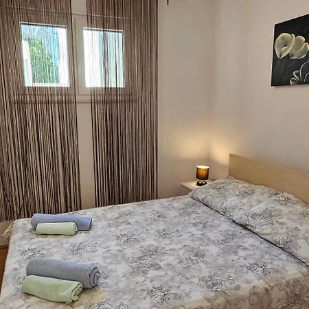 Spacious Lush Garden Private Access To Holiday home *