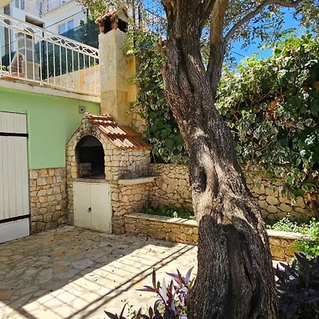 Spacious Lush Garden Private Access To Holiday home