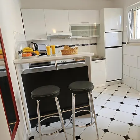 Holiday home Spacious Lush Garden Private Access To