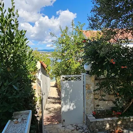 Spacious Lush Garden Private Access To Holiday home *