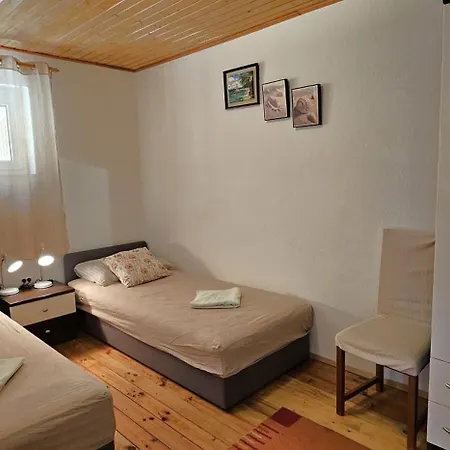 Spacious Lush Garden Private Access To Holiday home