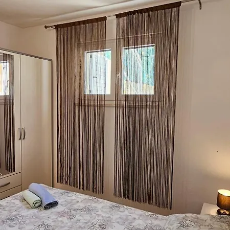 Spacious Lush Garden Private Access To * Trogir