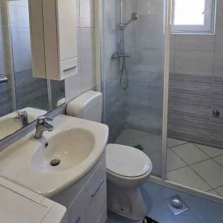 Spacious Lush Garden Private Access To * Trogir