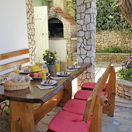 Spacious Lush Garden Private Access To *